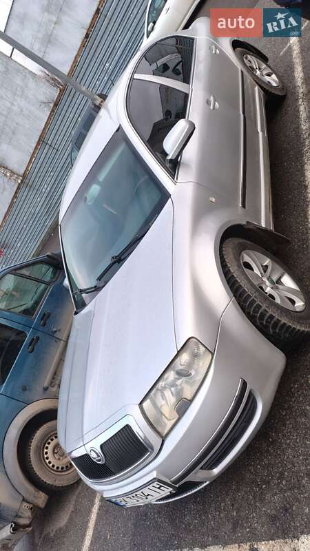 Лифтбек Skoda Superb 2004 в Сарнах