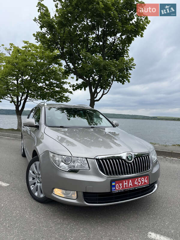 Універсал Skoda Superb 2011 в Бурштині