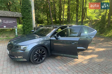 Лифтбек Skoda Superb 2016 в 