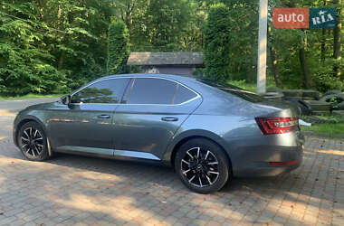 Лифтбек Skoda Superb 2016 в 