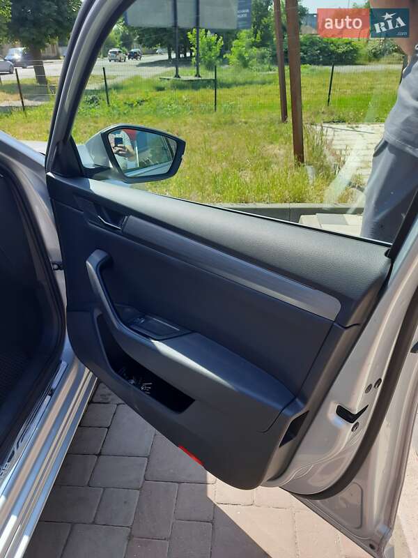 Универсал Skoda Superb 2019 в Ужгороде