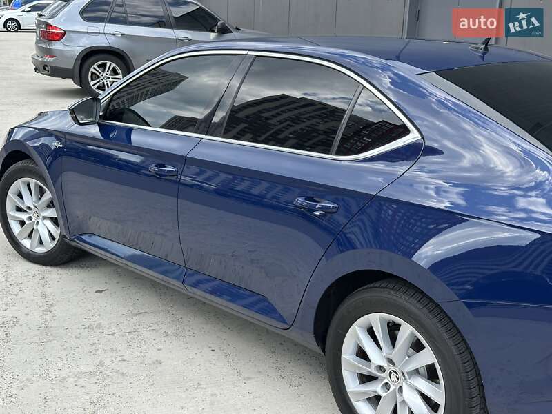 Лифтбек Skoda Superb 2016 в Киеве