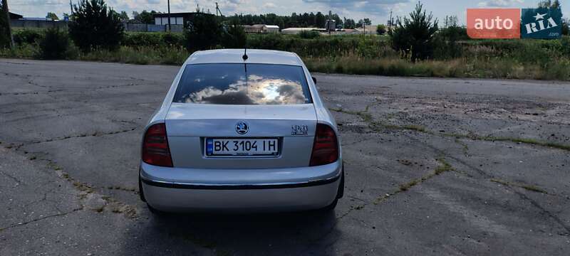 Лифтбек Skoda Superb 2004 в Сарнах