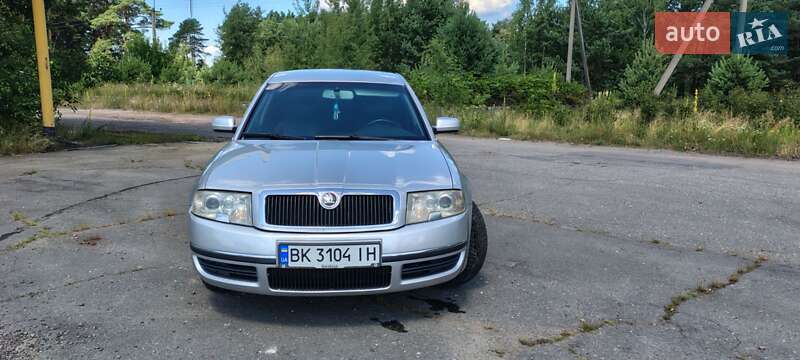 Лифтбек Skoda Superb 2004 в Сарнах
