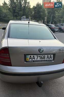 Ліфтбек Skoda Superb 2006 в Хотові