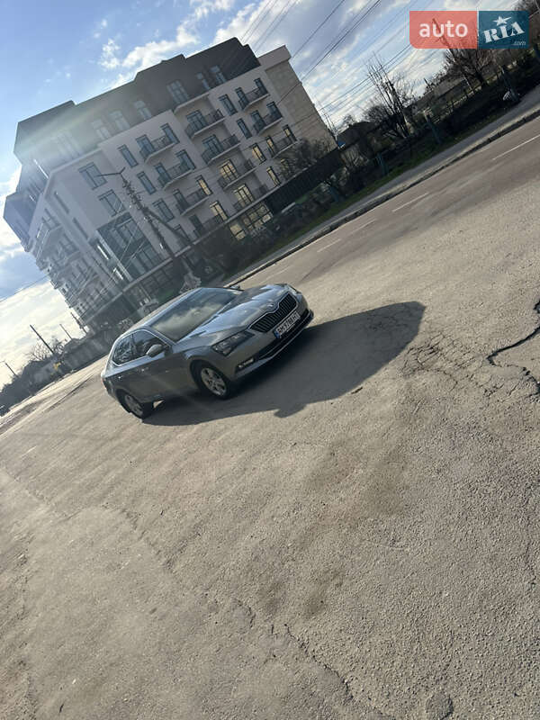 Лифтбек Skoda Superb 2016 в Звягеле