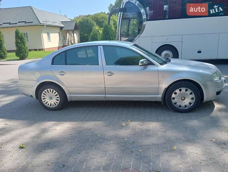 Лифтбек Skoda Superb 2006 в Остроге