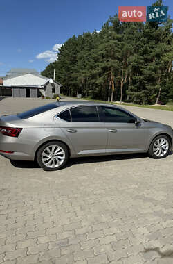 Лифтбек Skoda Superb 2016 в 
