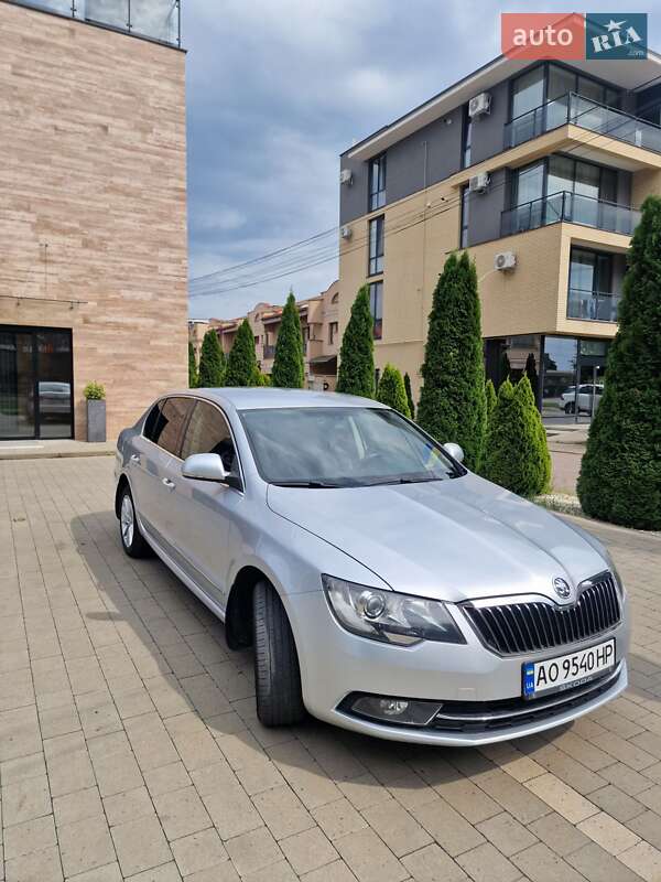 Универсал Skoda Superb 2014 в Ужгороде