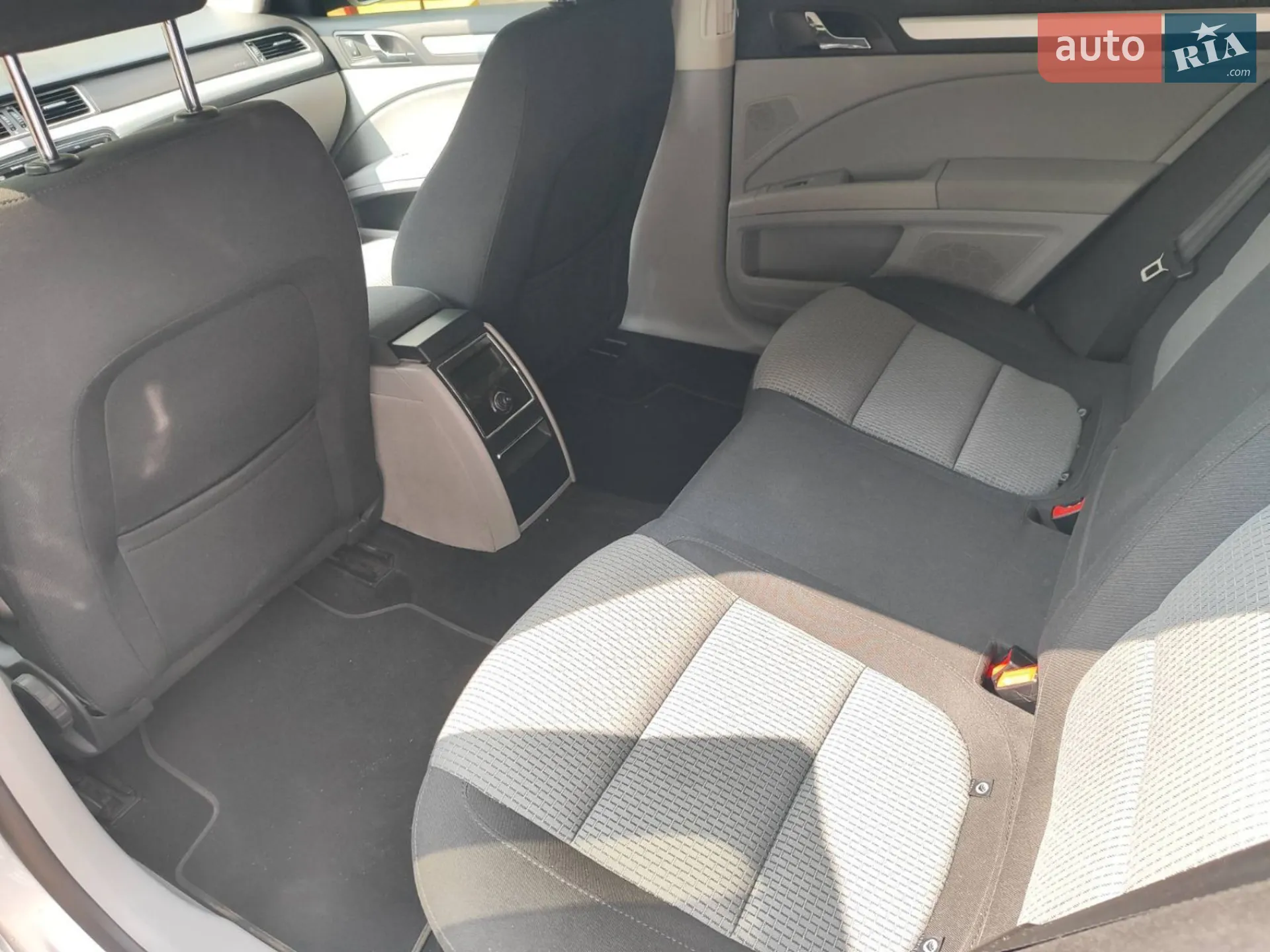2010 Skoda Superb - мініатюра 6