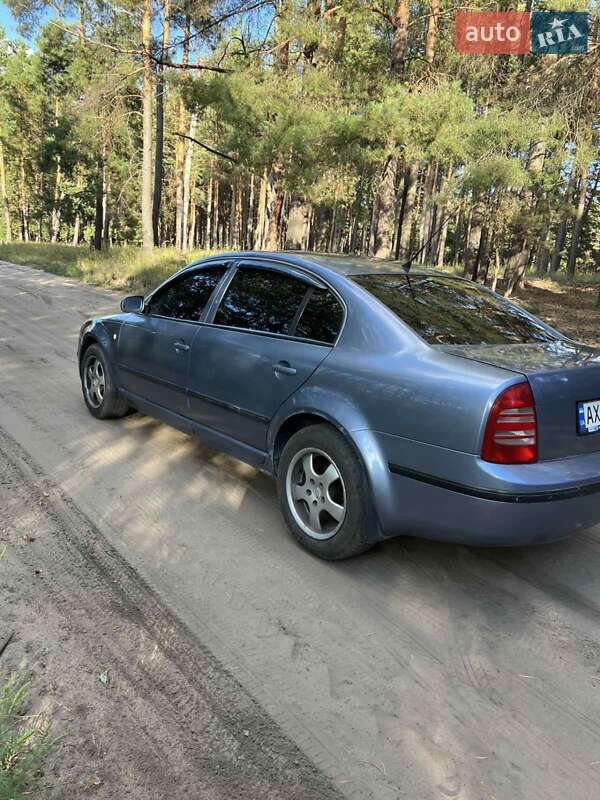 Лифтбек Skoda Superb 2003 в Тростянце