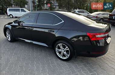 Лифтбек Skoda Superb 2015 в 