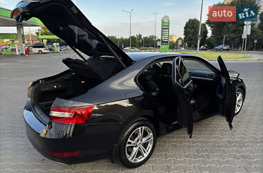 Лифтбек Skoda Superb 2015 в 