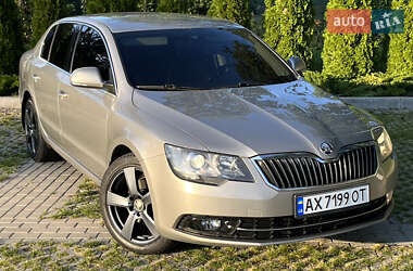 Лифтбек Skoda Superb 2013 в 