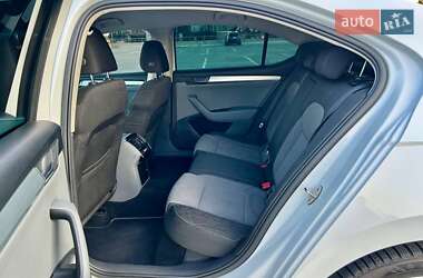 Лифтбек Skoda Superb 2015 в 