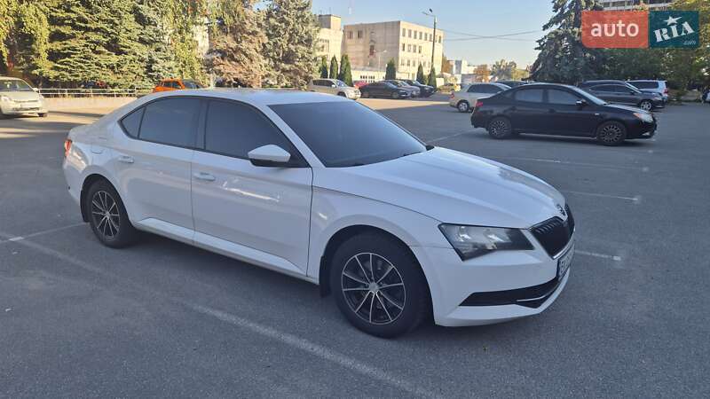 Лифтбек Skoda Superb 2015 в 