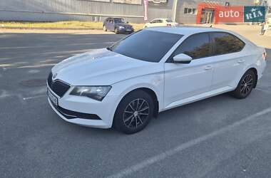 Лифтбек Skoda Superb 2015 в 