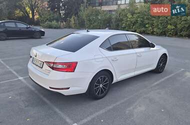 Лифтбек Skoda Superb 2015 в 