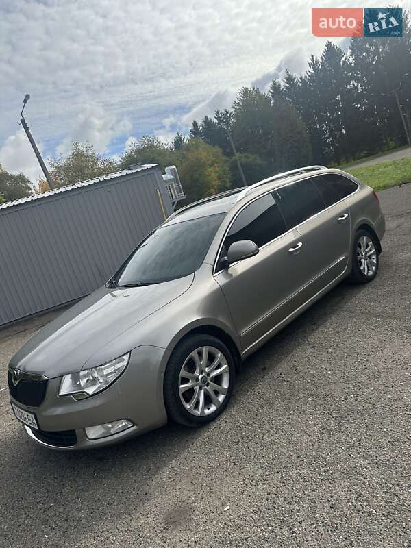 Универсал Skoda Superb 2011 в Бурштыне