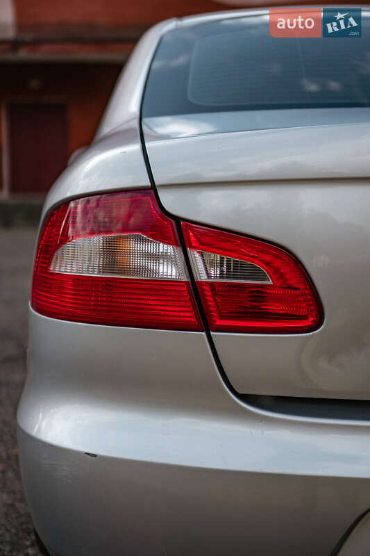 Лифтбек Skoda Superb 2012 в Бурштыне