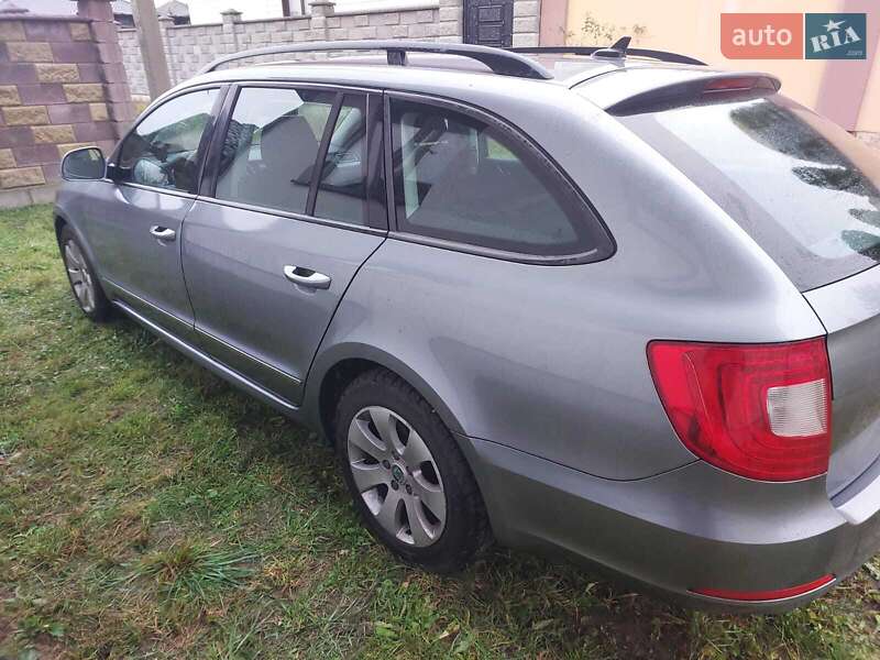 Універсал Skoda Superb 2012 в Дніпрі