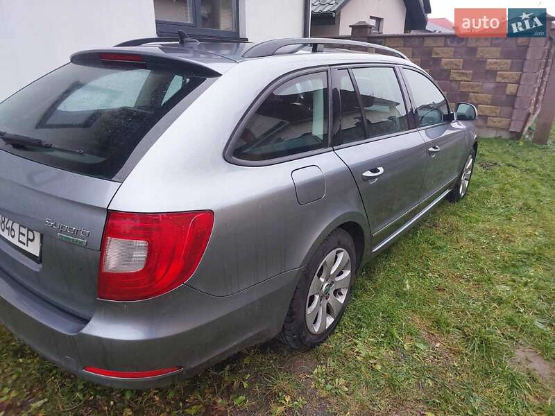 Універсал Skoda Superb 2012 в Дніпрі