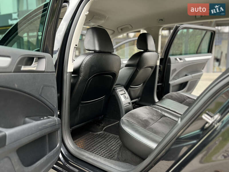 Универсал Skoda Superb 2012 в Новояворовске