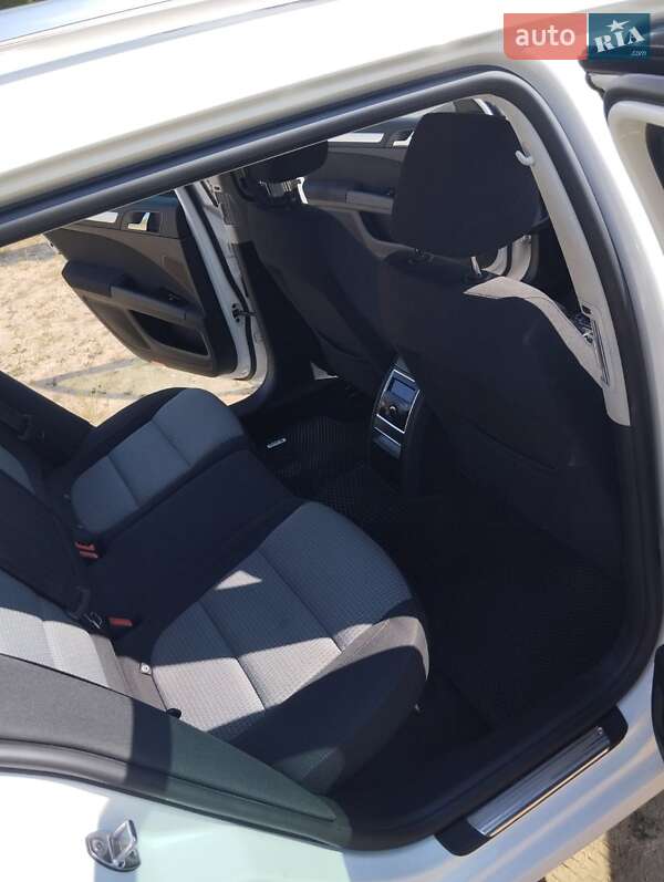 Универсал Skoda Superb 2010 в Долине