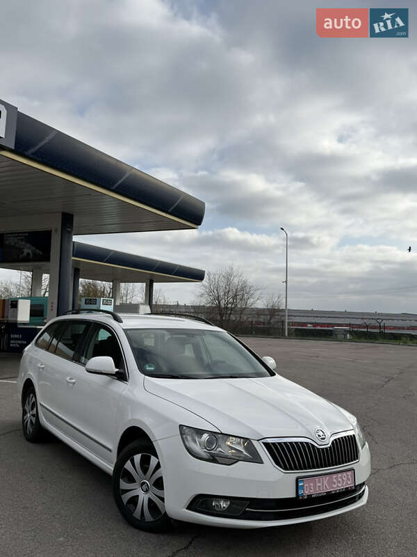 Універсал Skoda Superb 2014 в Дніпрі
