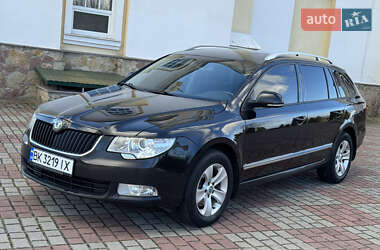Универсал Skoda Superb 2012 в Вараше