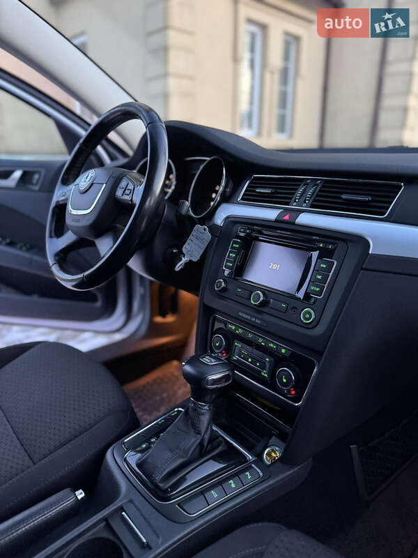Универсал Skoda Superb 2011 в Почаеве