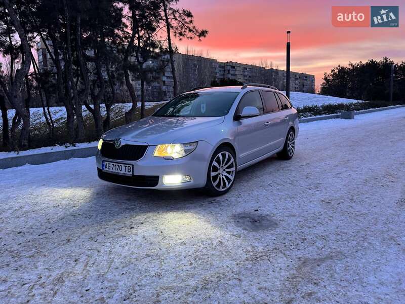 Універсал Skoda Superb 2011 в Дніпрі