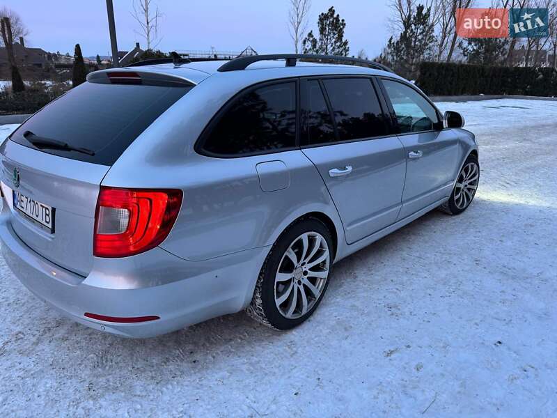 Універсал Skoda Superb 2011 в Дніпрі