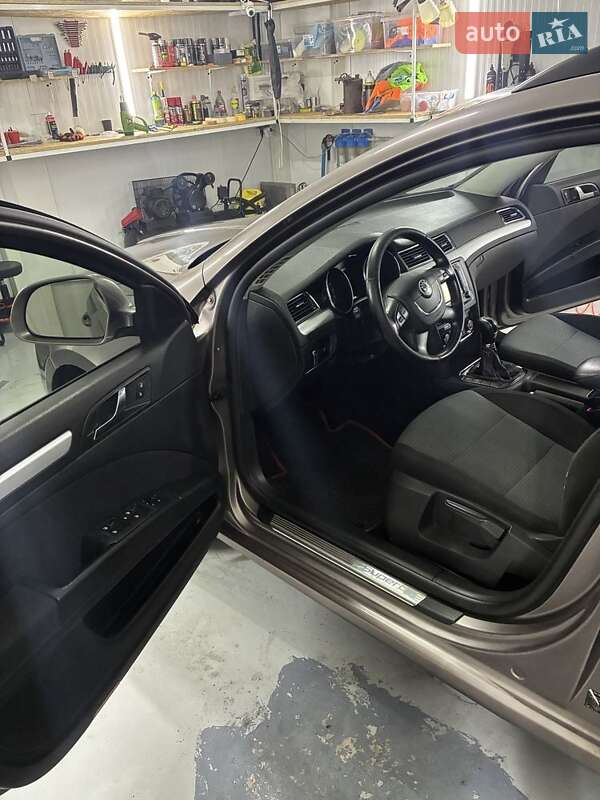 Универсал Skoda Superb 2010 в Жовкве