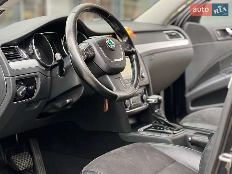 Универсал Skoda Superb 2012 в Новояворовске