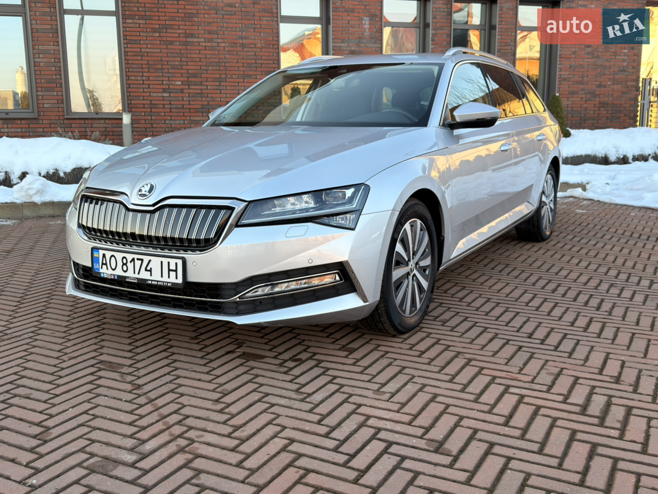 Свіжопригнана!
ідеальний стан!
не фарбована нi одна деталь кузова!
все в оригiналi!
вiкна всi рiднi!(включно лобове!)
куплена у офіційного диллера Skoda в Европі 31 серпня 2020року! 
чистий 2020рік!
пробіг оригінал!
Вся сервісна історія у офіційного диллера Skoda в Европі!
мотор Plug-in Gybrid 1.4 TSI 115KW! DSG-7(мокра!)
Гібридна батарея емністю 13kWh! Запас ходу виключно на батареї до 68км!
хороша комплектация!
память переднього сидіння!
електро регулювання передніх сидінь!
топові матричні фари!вирізають пучок світла!+(авто дальній!)
динамічні поворотники задні!
кнопка MODE!
бездротова зарядка для телефону!
безключьовий доступ на всi дверi!
кнопка багажника!
підігрів руля!
підігрів всiх 4-ох сидінь!
датчики дощу/світла!
клімат контроль!
круїз контроль!
дістронік!
R-camera!
парктроніки перед/зад!
майже нова зимня резина2023року!+комплект заводської літньої!!
два ключі!
Можлива Доставка в межах Західної та Центральної України!!!
детальніше по тел!
Маєтки, дачі Януковича, володіння та земельні паї в Карпатах та інших регіонах країни, пентхауси та триярусні помешкання, підвали, цоколі, квартири без ремонта та з частковим ремонтом, садові будиночки, земля, америкоси, s-класи-цокольнi! маскл кари та інший неліквід на обмін НЕ ЦІКАВИТЬ!!! УВАГА!!для тих хто в бронепоїздi АМЕРИКА НЕ ЦiКАВИТЬ!!!