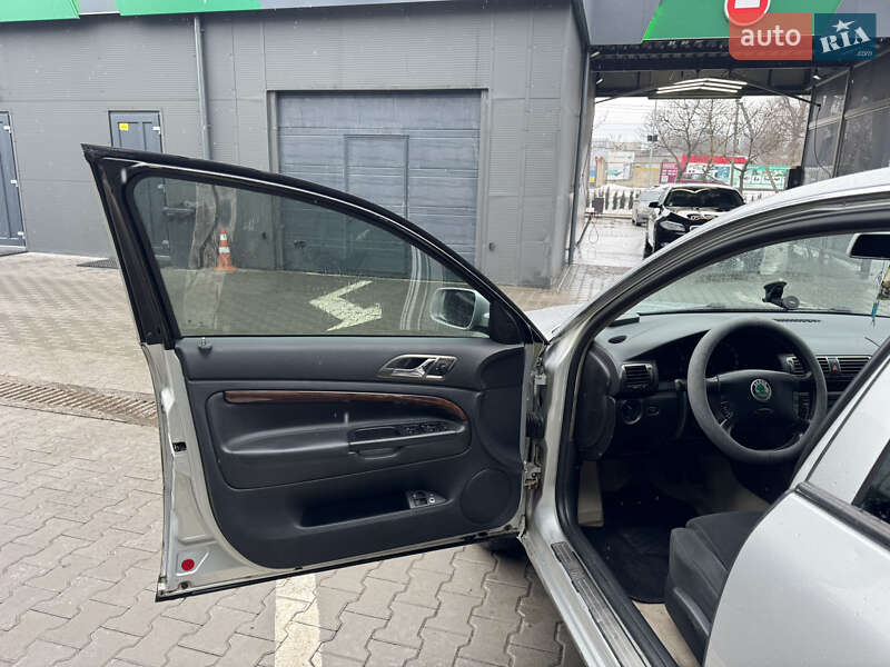 Ліфтбек Skoda Superb 2002 в Чернівцях