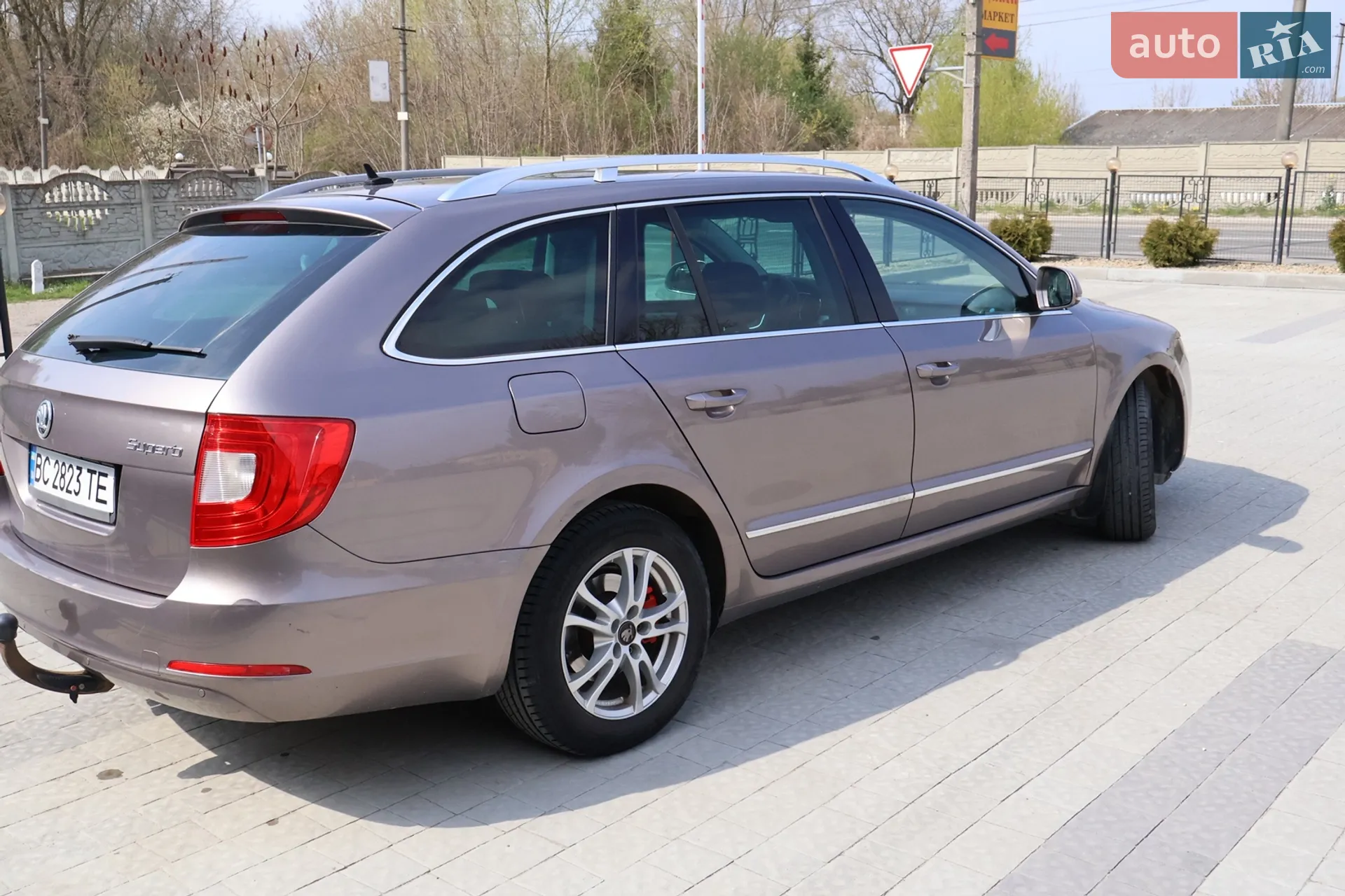 2010 Skoda Superb - мініатюра 3