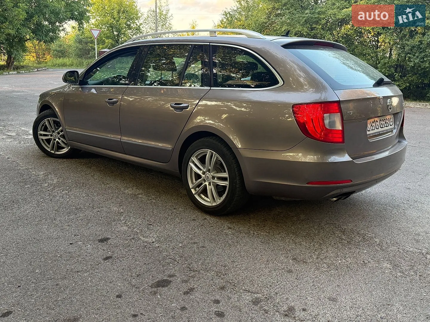 2010 Skoda Superb - мініатюра 2