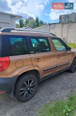 Позашляховик / Кросовер Skoda Yeti 2014 в 