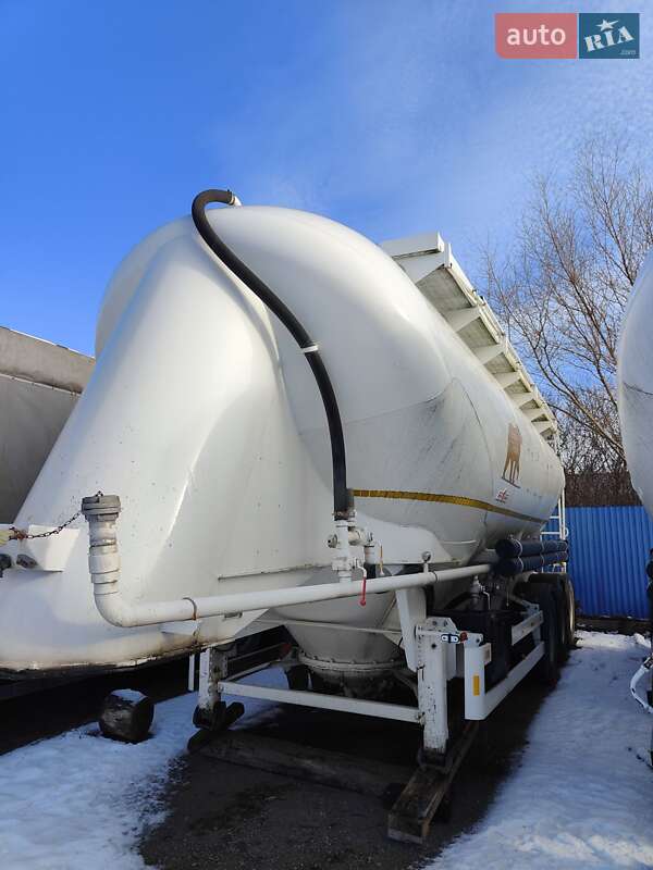 Цементовоз Spitzer Silos 1994 в Хотине