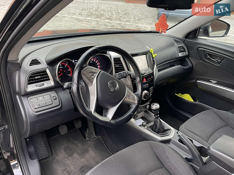 Позашляховик / Кросовер SsangYong Tivoli 2015 в Львові