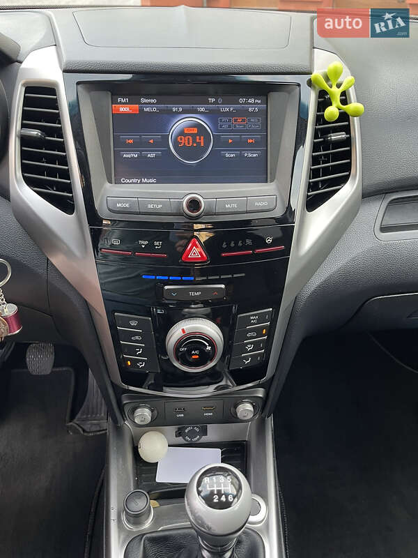 Позашляховик / Кросовер SsangYong Tivoli 2015 в Львові