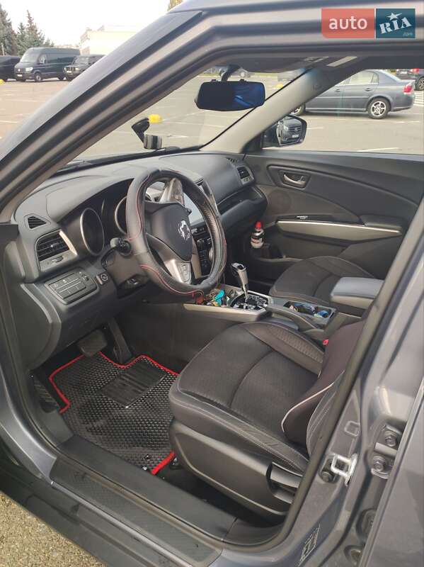 Внедорожник / Кроссовер SsangYong Tivoli 2016 в Киеве