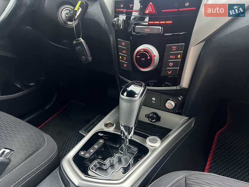 Внедорожник / Кроссовер SsangYong Tivoli 2016 в Киеве