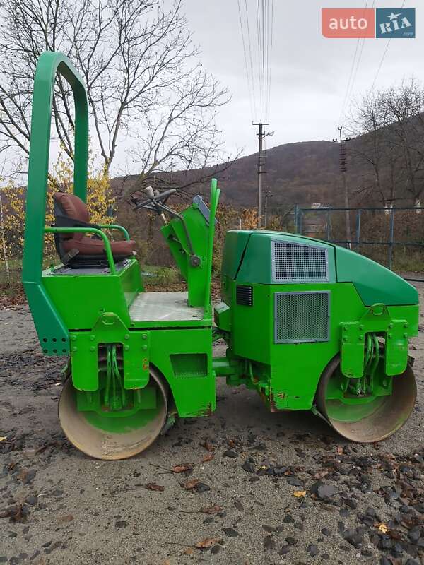 Дорожній каток Stavostroj VSH-300 2001 в Виноградові