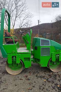 Дорожный каток Stavostroj VSH-300 2001 в 