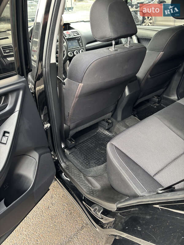 Позашляховик / Кросовер Subaru Forester 2016 в Києві