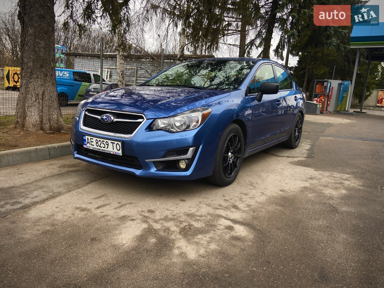 Автомобілем володію з 22 року , за цей час з машиною ніяких проблем не було, вчасно обслуговувалась (оригінальними матеріалами) масло Subaru або Idemitsu. Замінені амортизатори в круг ( каяба) на 150000км. Стоїть «прямоток» , саме глушник, каталізатор та все інше не чіпалось, при бажанню рідний глушник віддам , можна встановити назад. Встановлені 17 диски Advan Rasing ( хороша репліка). На автомобілі встановлене ГБО ( не вписане в тех. паспорт) вже таку купував. Мотор на гідрокомпенсаторах і на звичайному вприску , так що регулювати клапана ,так як на старіших моделях, не потрібно. Легка та не дорога в обслуговуванні ( оригінальні втулки стаба. 150грн). Встановлені лед лампи. По салону все працює без зауважень.