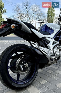Мотоцикл Спорт-туризм Suzuki Gladius 400 2010 в 